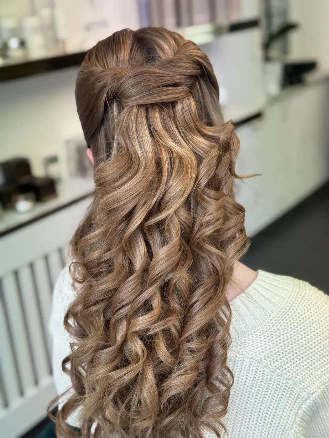 Halboffenes Styling mit Locken