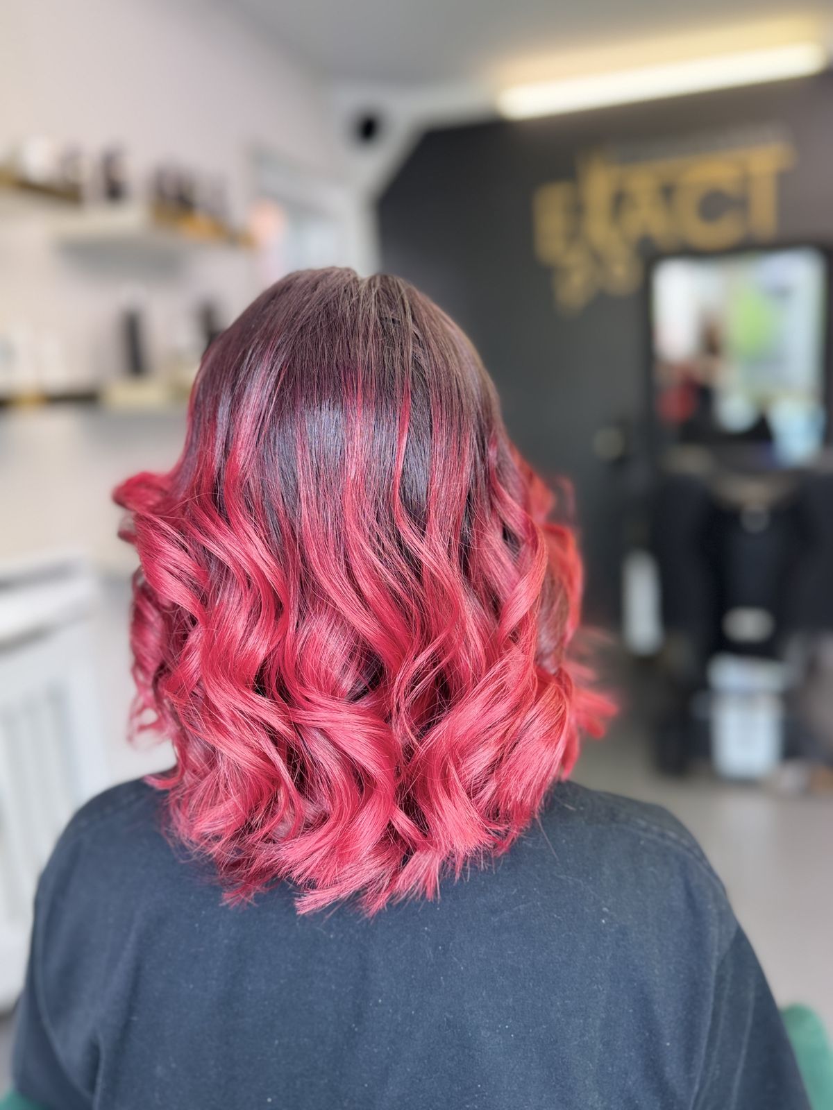 Kreatives Rot-Ombré mit Wellen