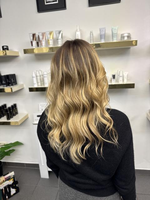 Damenhaarschnitt mit Föhnstyling – Salon EXACT