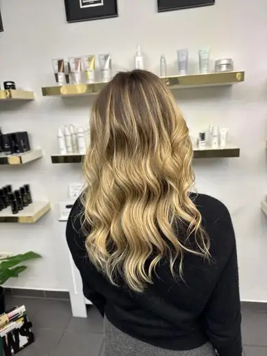 Damenhaarschnitt mit Föhnstyling – Salon EXACT