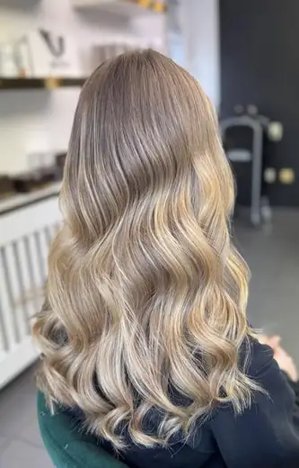 Damenhaarschnitt mit Föhnstyling – Salon EXACT