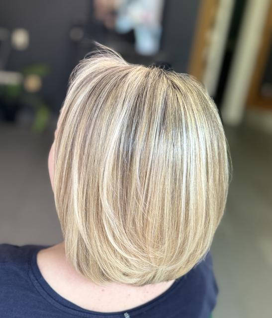 Damenhaarschnitt mit Föhnstyling – Salon EXACT