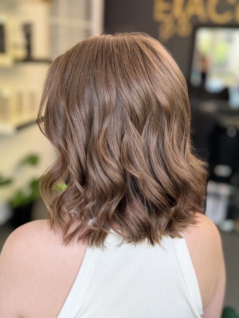 Damenhaarschnitt mit Föhnstyling – Salon EXACT