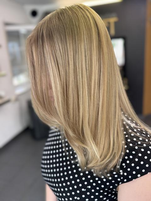 Damenhaarschnitt mit Föhnstyling – Salon EXACT