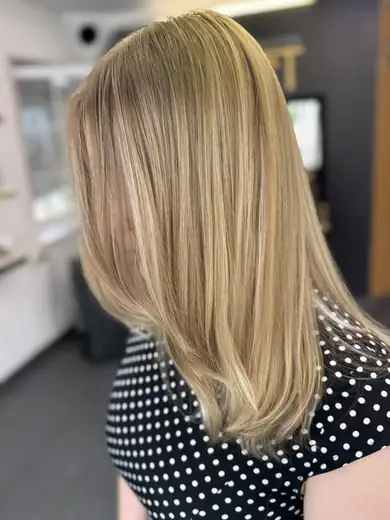 Damenhaarschnitt mit Föhnstyling – Salon EXACT