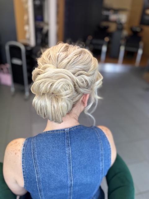 Damenhaarschnitt mit Föhnstyling – Salon EXACT