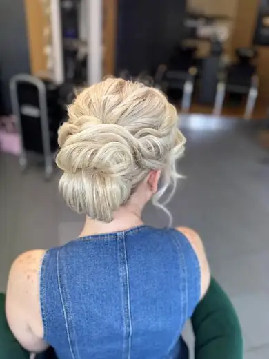 Damenhaarschnitt mit Föhnstyling – Salon EXACT
