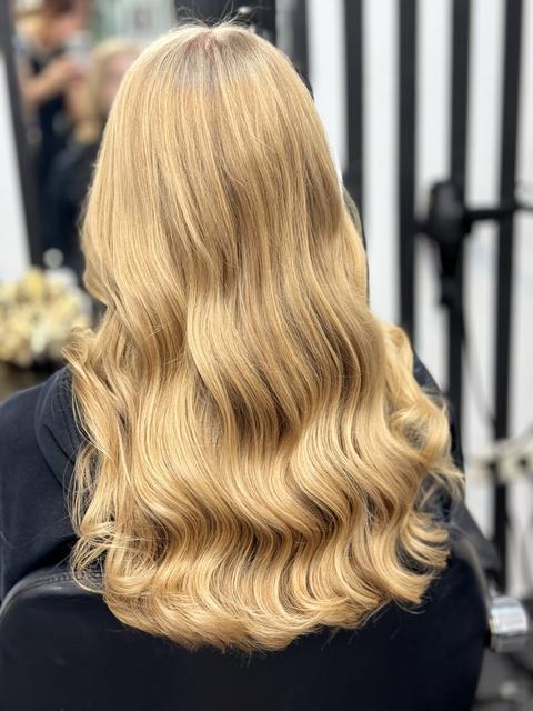 Damenhaarschnitt mit Föhnstyling – Salon EXACT